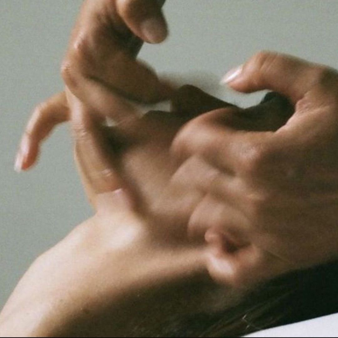 Geste thérapeutique — massage visage chez Adriaesthetic Genève