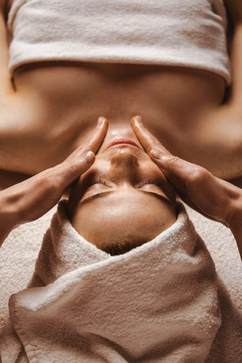 Soin visage thérapeutique — massage sculptant Adriaesthetic Genève